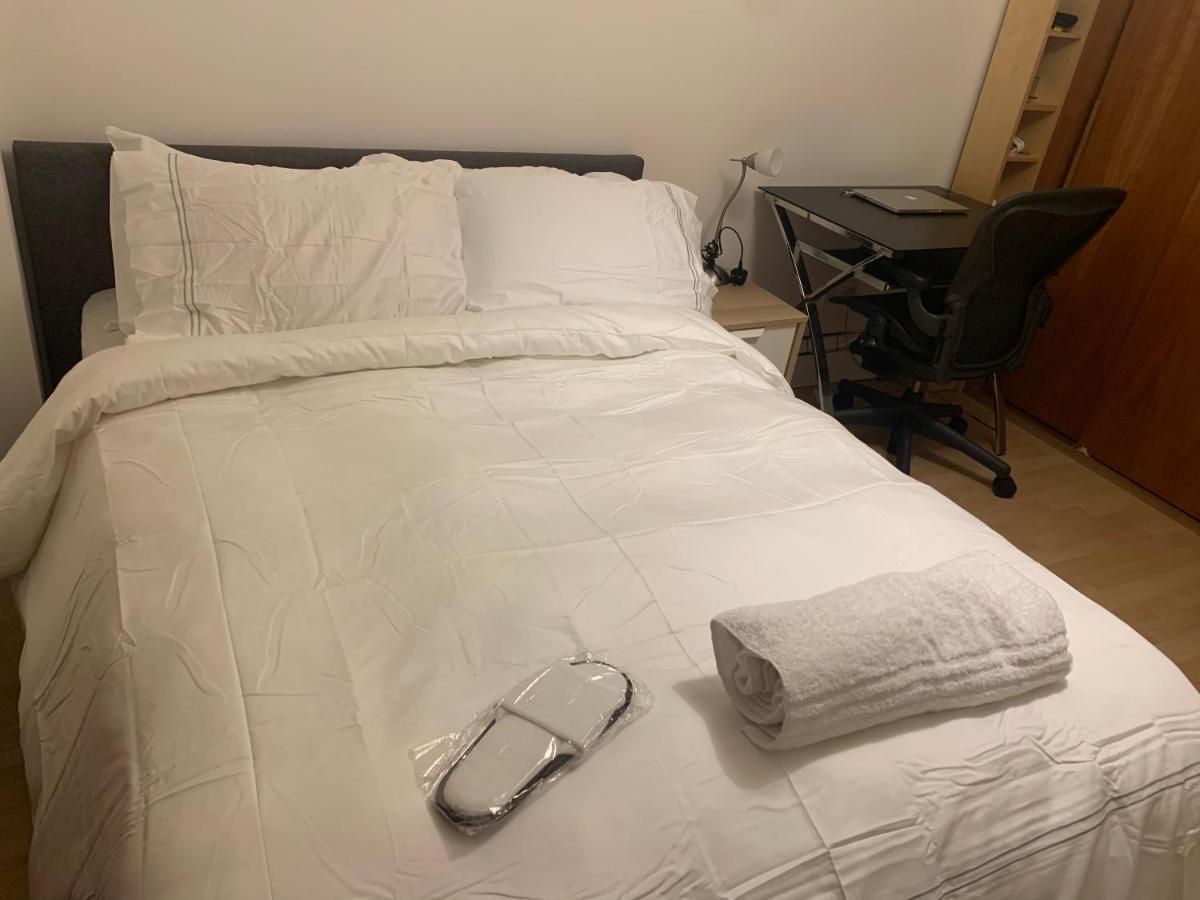 Lovely Room, Free Parking In Private Gated Place London