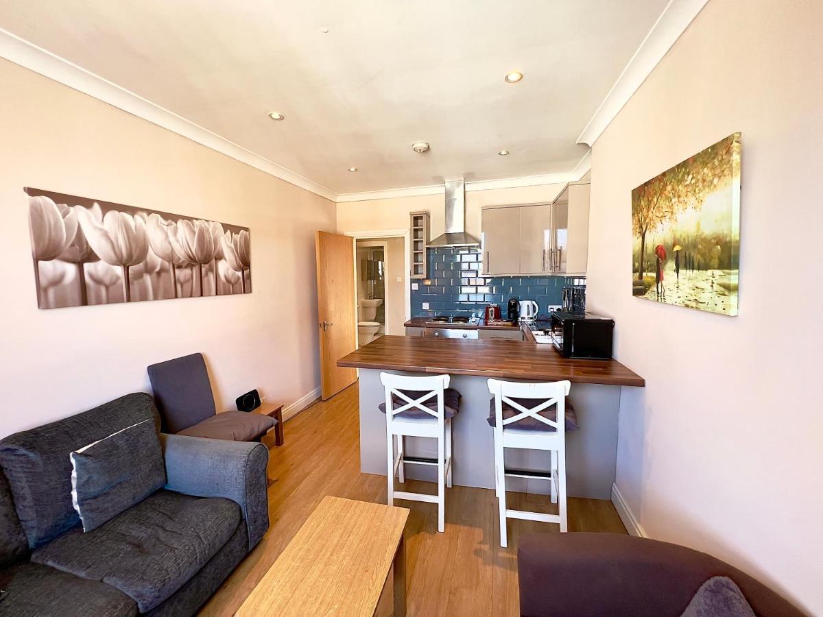 2 Bedroom In Westminster Apartment *