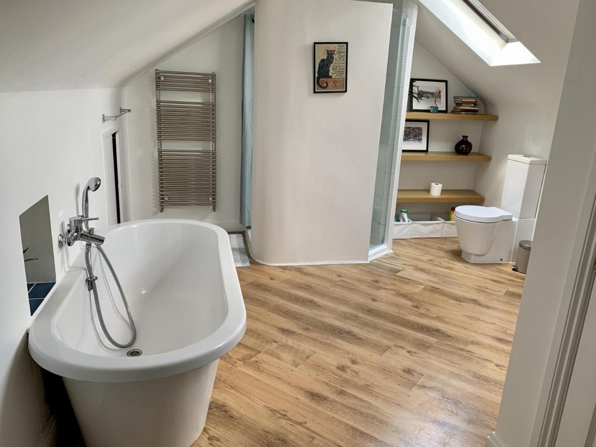 Lovely Newly Refurbished In Battersea