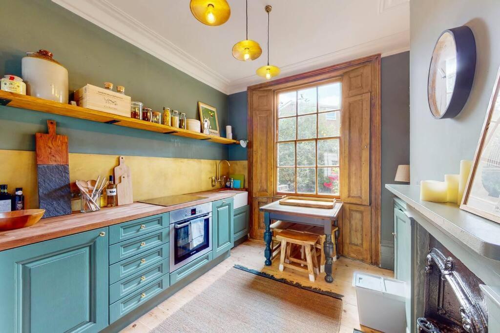 Whimsical 4 Bedroom House In Elephant And Castle * London