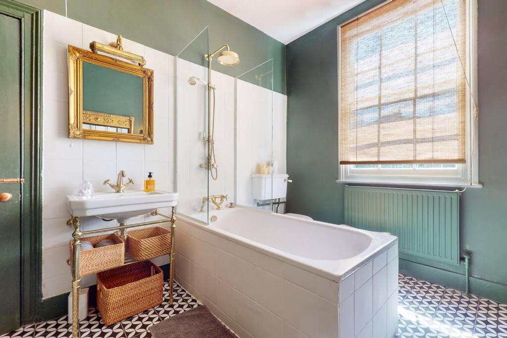 Whimsical 4 Bedroom House In Elephant And Castle * London