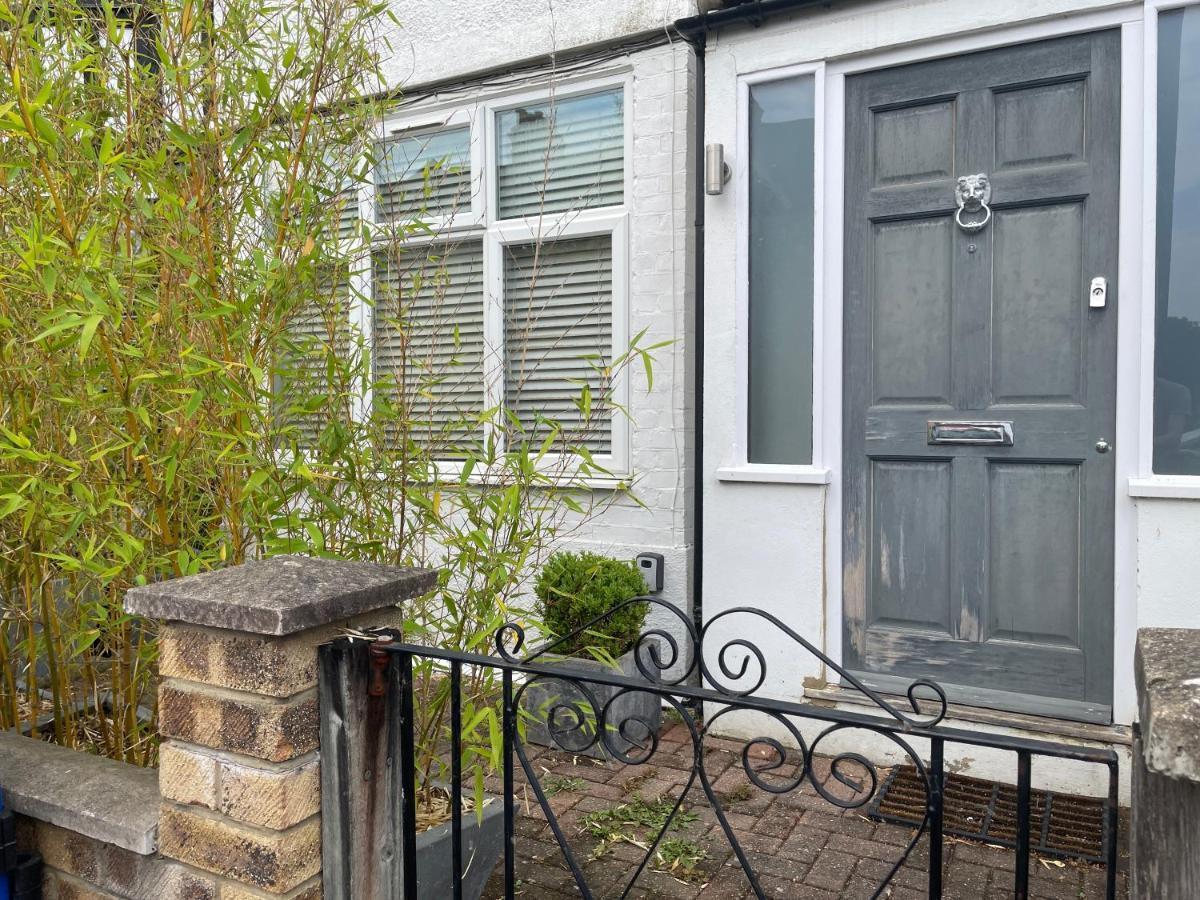 Guest house Entire House Floor Perfect For Couples & Freelancers - Available For Single Too London