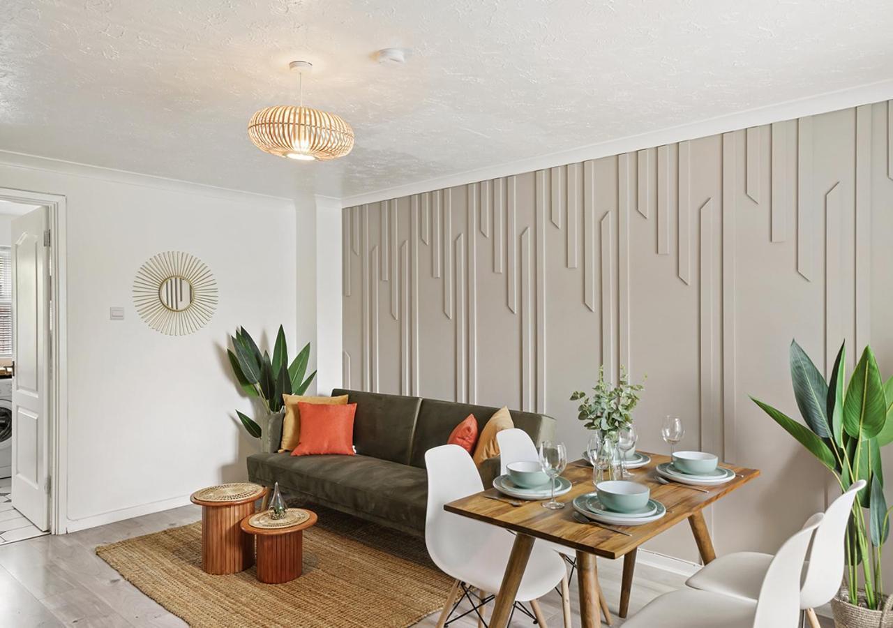East House Near Tube With Parking Holiday home London