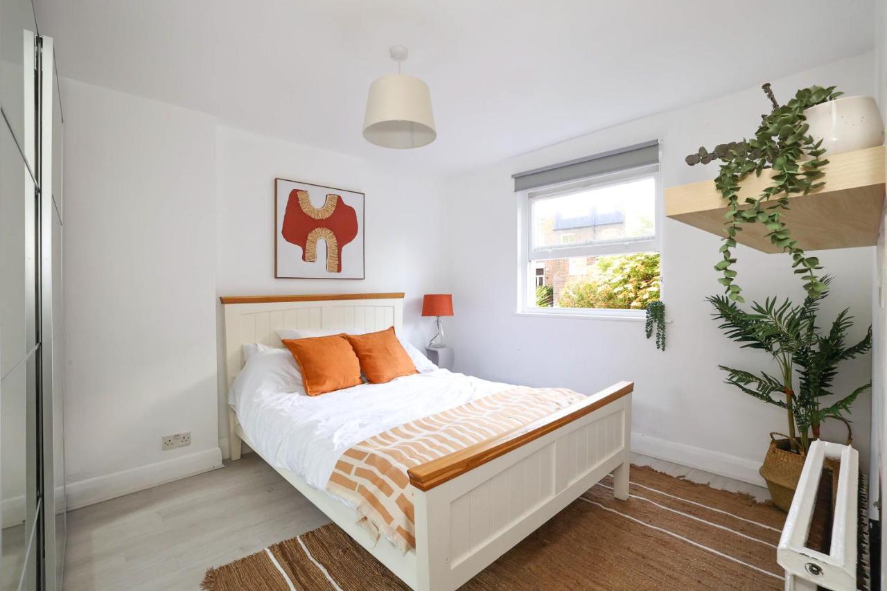 W For 4. Open Plan Kitchen/living Apartment London
