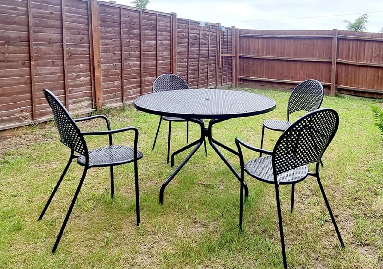 East House Near Tube With Parking Holiday home *