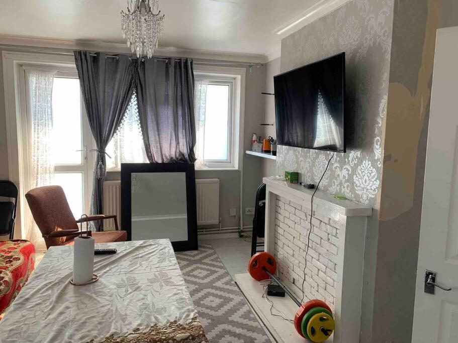 Entire 2 Bedroom * London