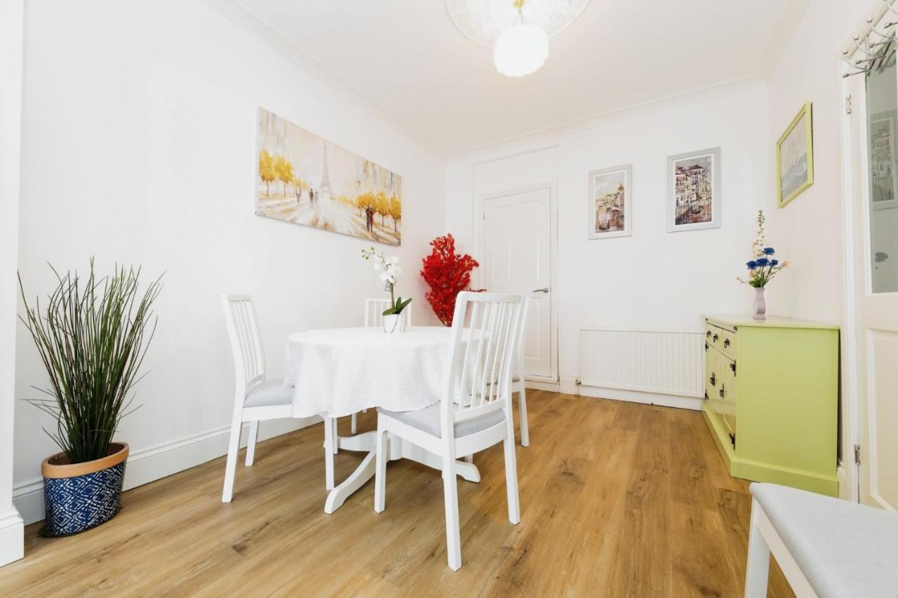 Your Chic 3br Comfort And Style In Ferienhaus London