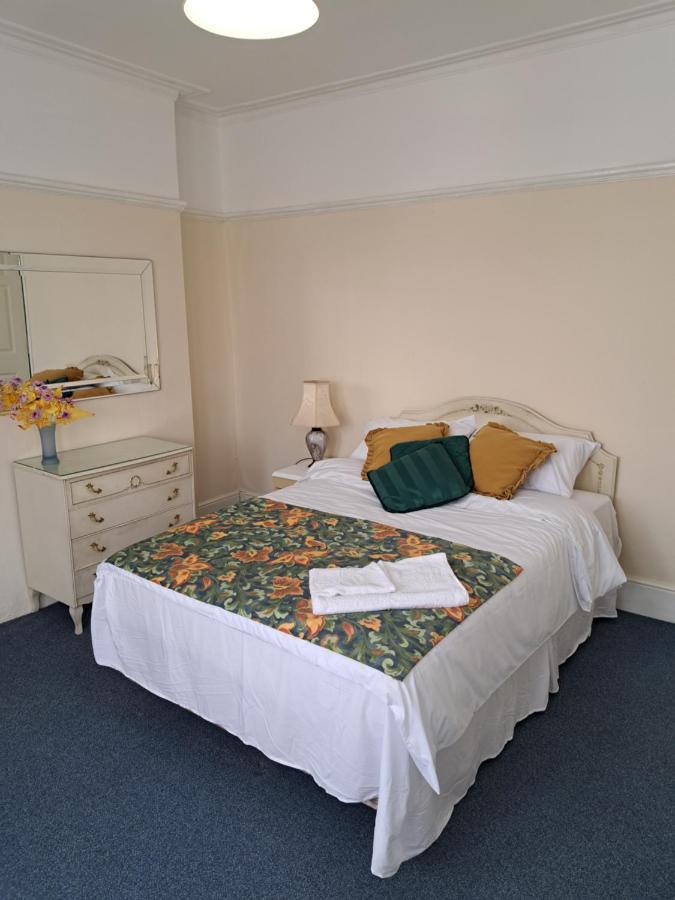 Holiday home Luxury 5 Bedroom Near Seven Kings Train Station- 5 Room, 6 Bed And Sleeps 8 Guest *