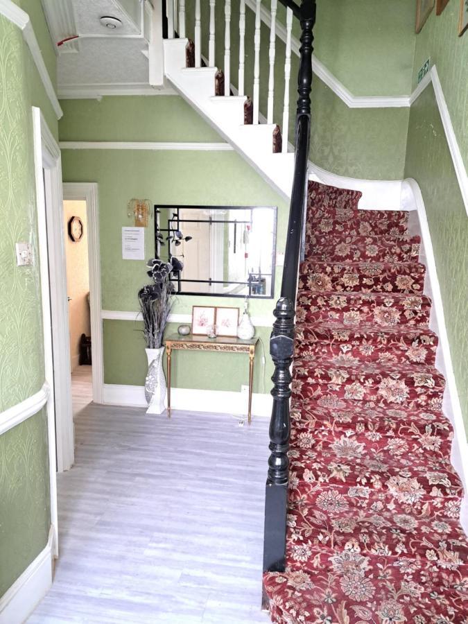 Luxury 5 Bedroom Near Seven Kings Train Station- 5 Room, 6 Bed And Sleeps 8 Guest Holiday home