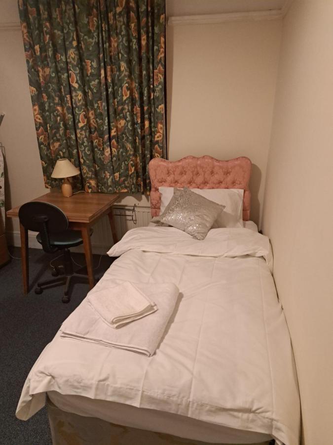 Luxury 5 Bedroom Near Seven Kings Train Station- 5 Room, 6 Bed And Sleeps 8 Guest London