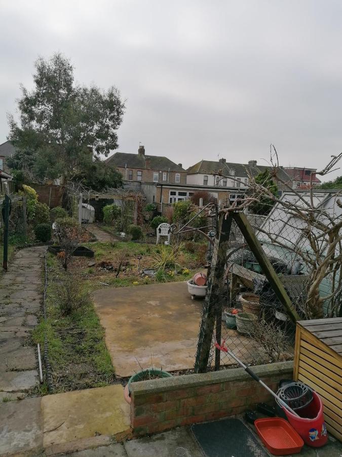 Holiday home Luxury 5 Bedroom Near Seven Kings Train Station- 5 Room, 6 Bed And Sleeps 8 Guest *