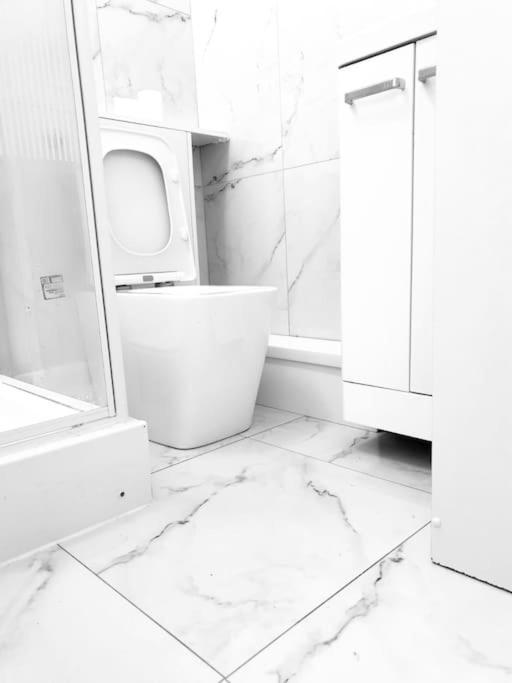 Ensuite With Kitchen Modern Large Double-bed In Zone 2