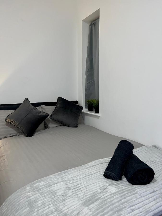 Leisure Studio Flat In Golders * London