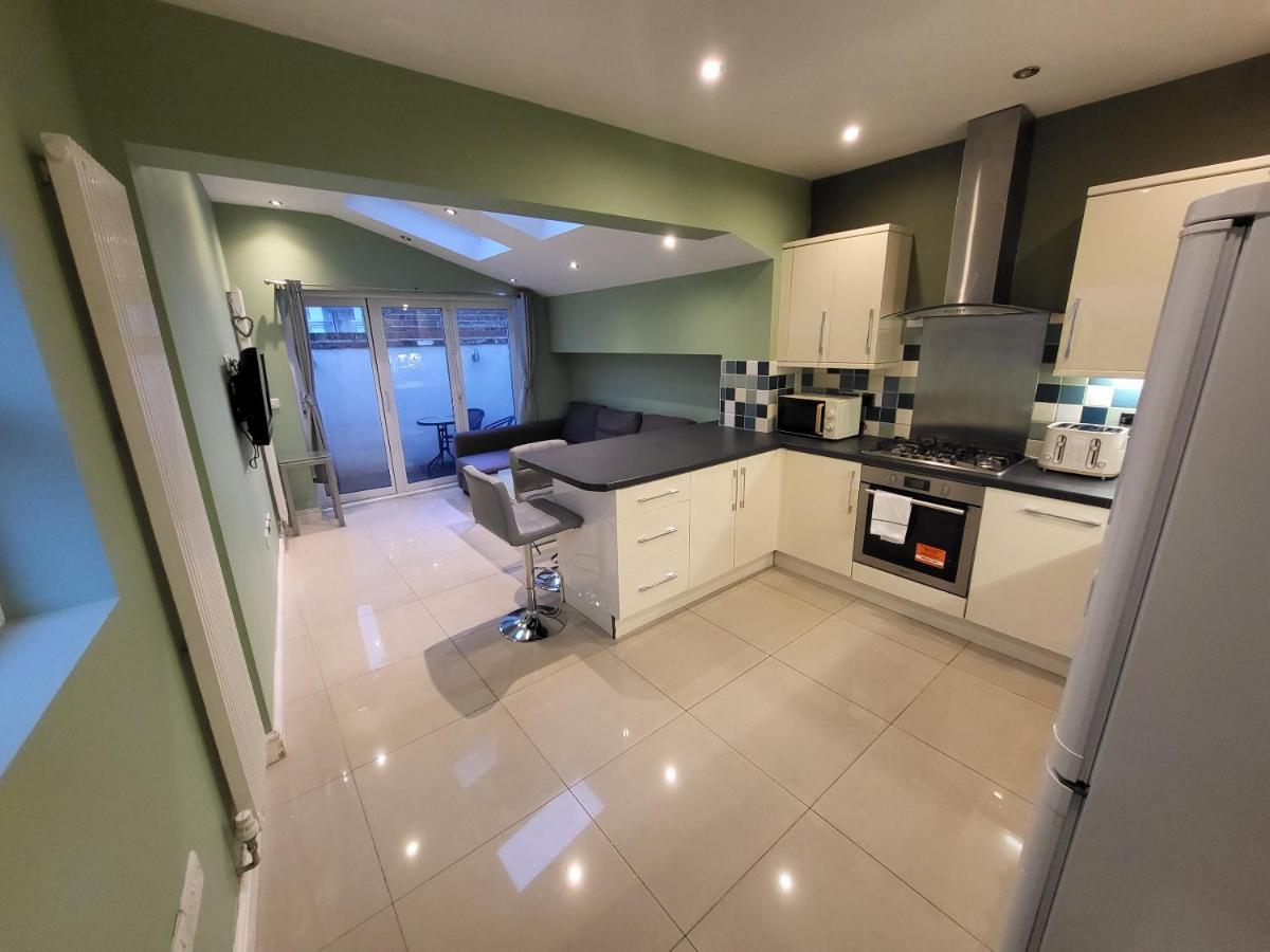 Large 4 Bedroom House In London