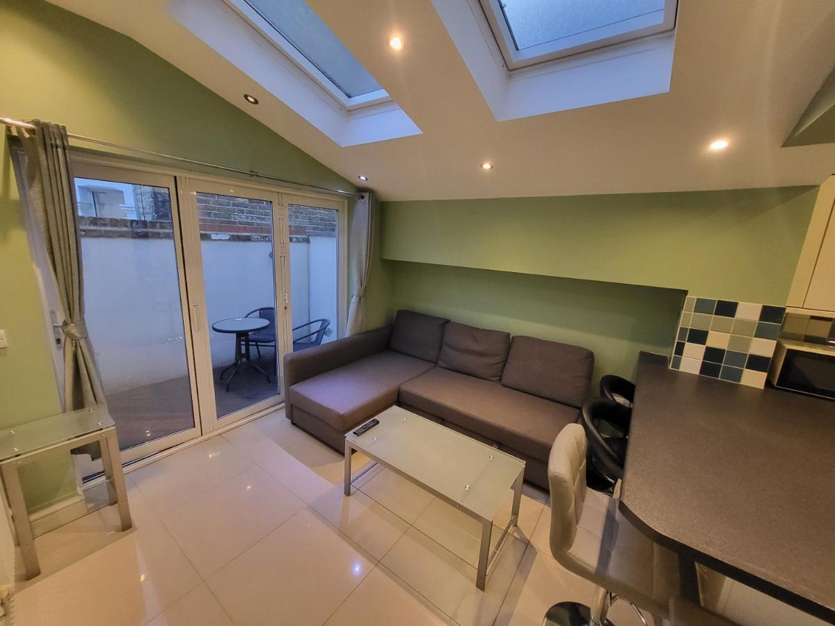 Large 4 Bedroom House In Apartment *