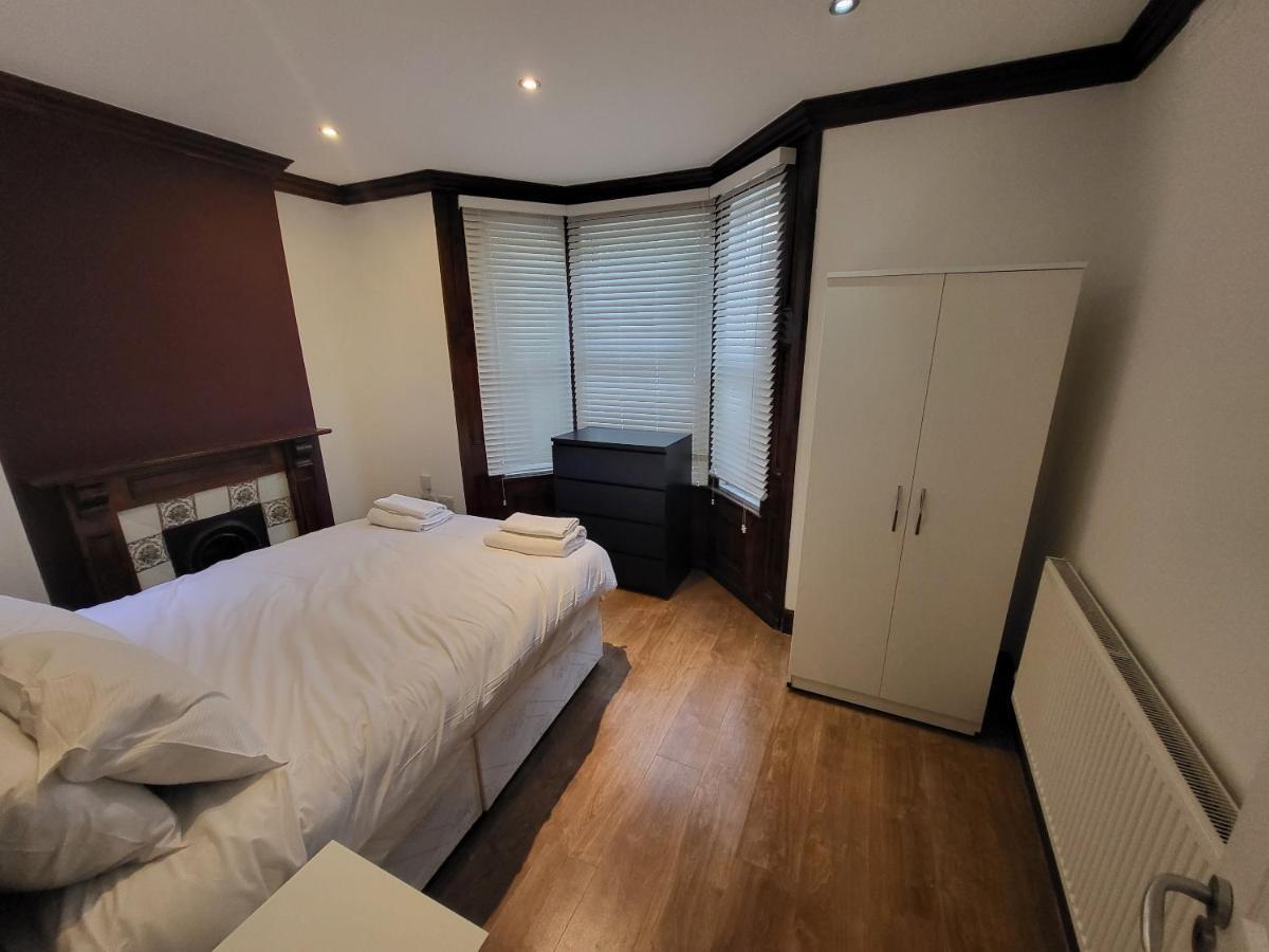 Apartment Large 4 Bedroom House In *