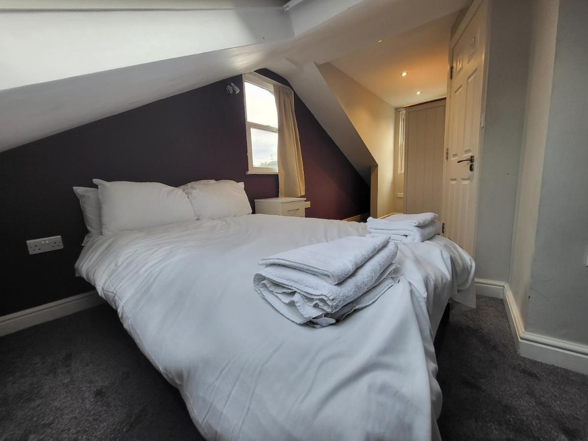 Large 4 Bedroom House In * London