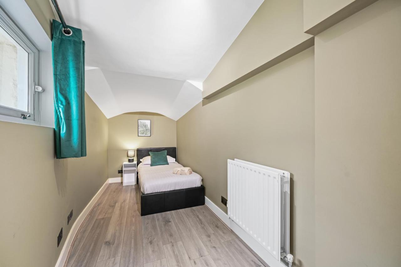 Stunning 3 Bed 2 Bathroom Basement Flat In Earls Court, Apartamento Londres