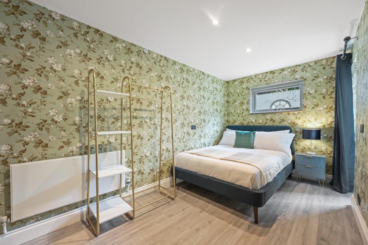 Stunning 3 Bed 2 Bathroom Basement Flat In Earls Court, Apartamento *