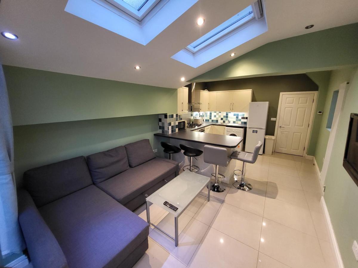 Apartment Large 4 Bedroom House In *