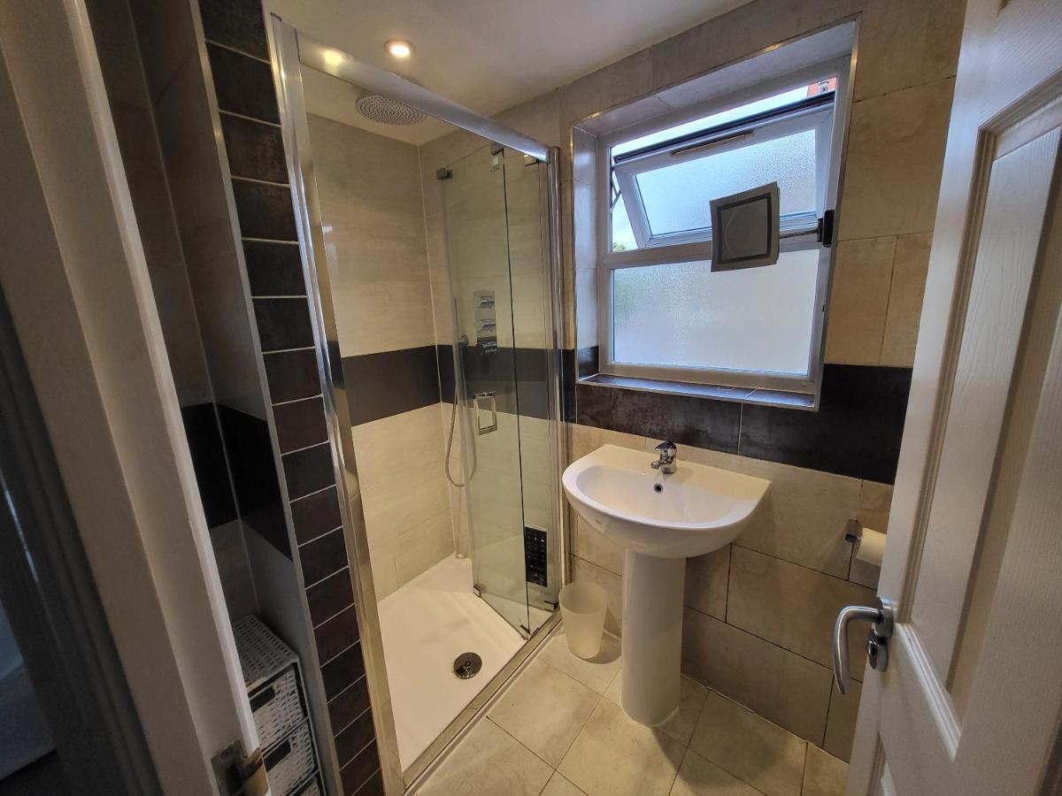 Large 4 Bedroom House In Apartment London