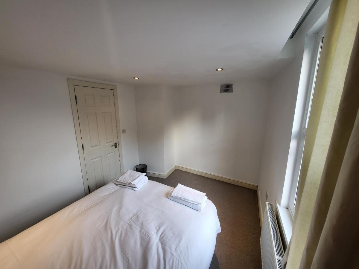 Large 4 Bedroom House In Apartment