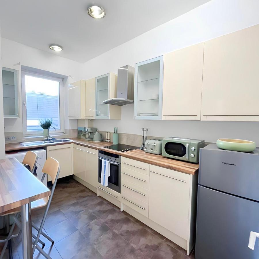 Jb Clapham, Perfect For Apartamento