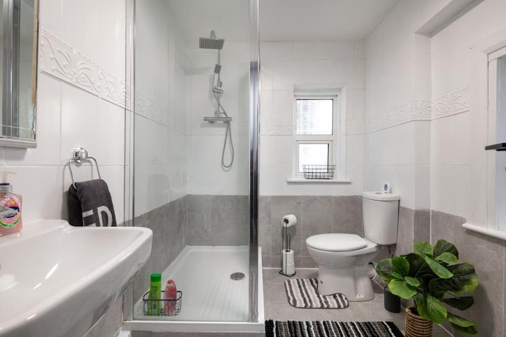 Apartamento 2a - Bright & Airy 2 Bed Flat - 20 Mins To *