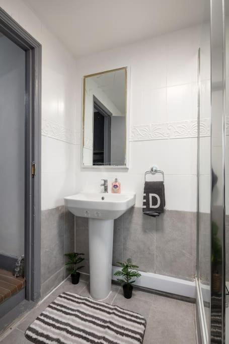 2a - Bright & Airy 2 Bed Flat - 20 Mins To Apartamento Londres