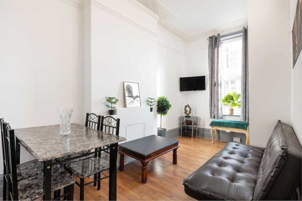 2a - Bright & Airy 2 Bed Flat - 20 Mins To * Londres