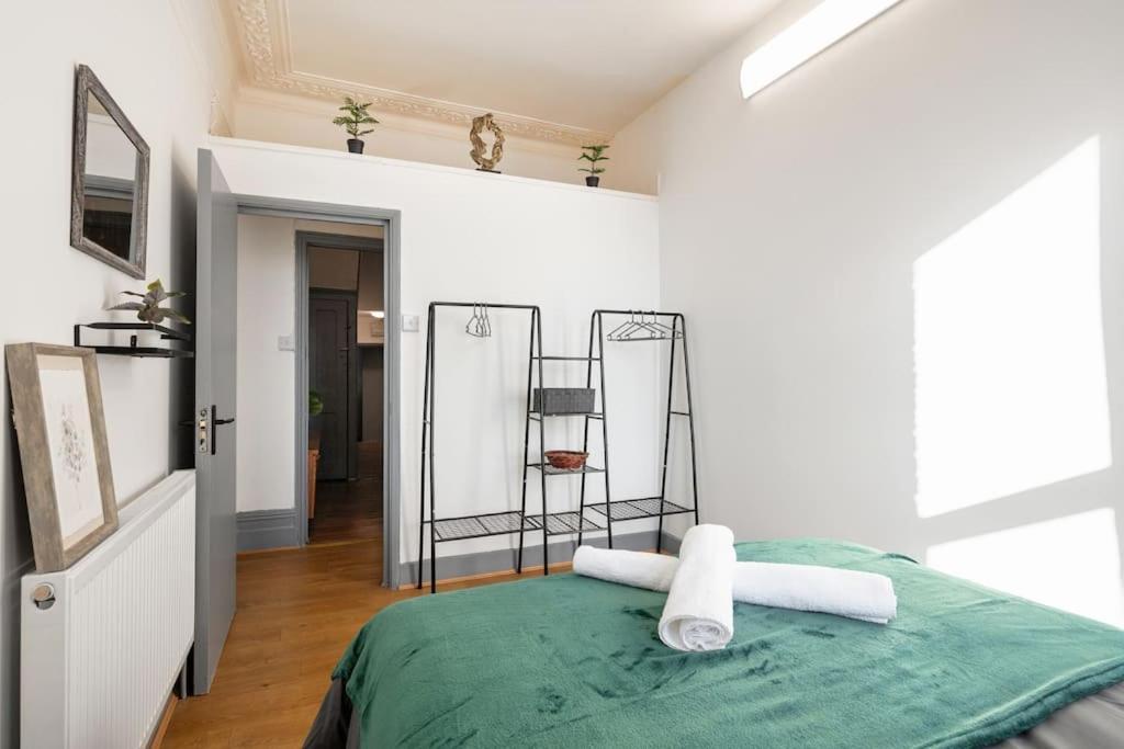 2a - Bright & Airy 2 Bed Flat - 20 Mins To Apartamento