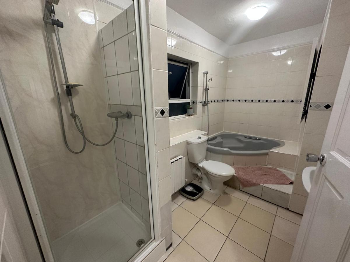 4 Double Bed Family 15 Mins From Central Ldn Apartment London