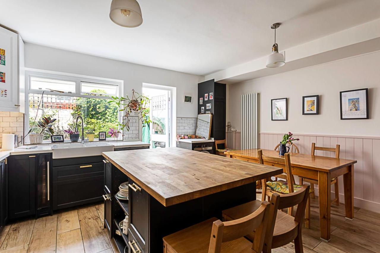 Quirky Spacious House In The Heart Of Hackney Holiday home London