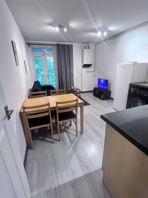 Flat 7 Near Westfield Centre, 1 Bedroom, 1 Bathroom Flat Apartment
