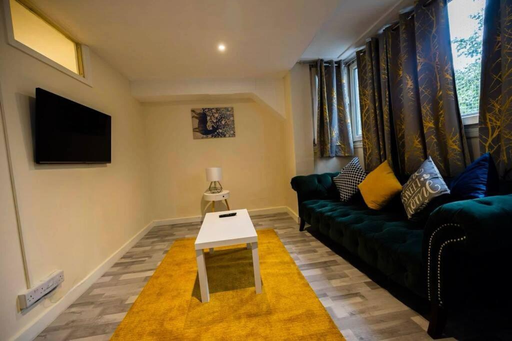 Apartment 3 Bedrooms Flat -wifi-freeparking-babycot-15min To Pepys Park London