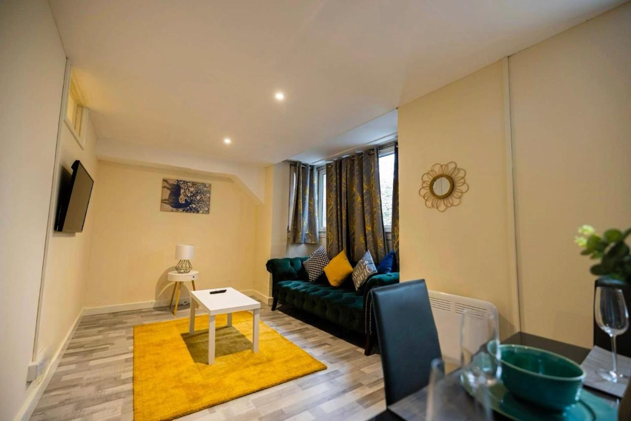 Apartment 3 Bedrooms Flat -wifi-freeparking-babycot-15min To Pepys Park London