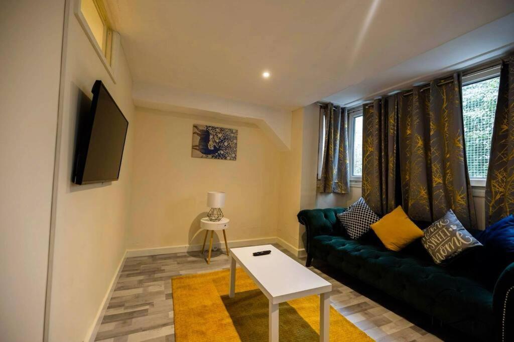 3 Bedrooms Flat -wifi-freeparking-babycot-15min To Pepys Park