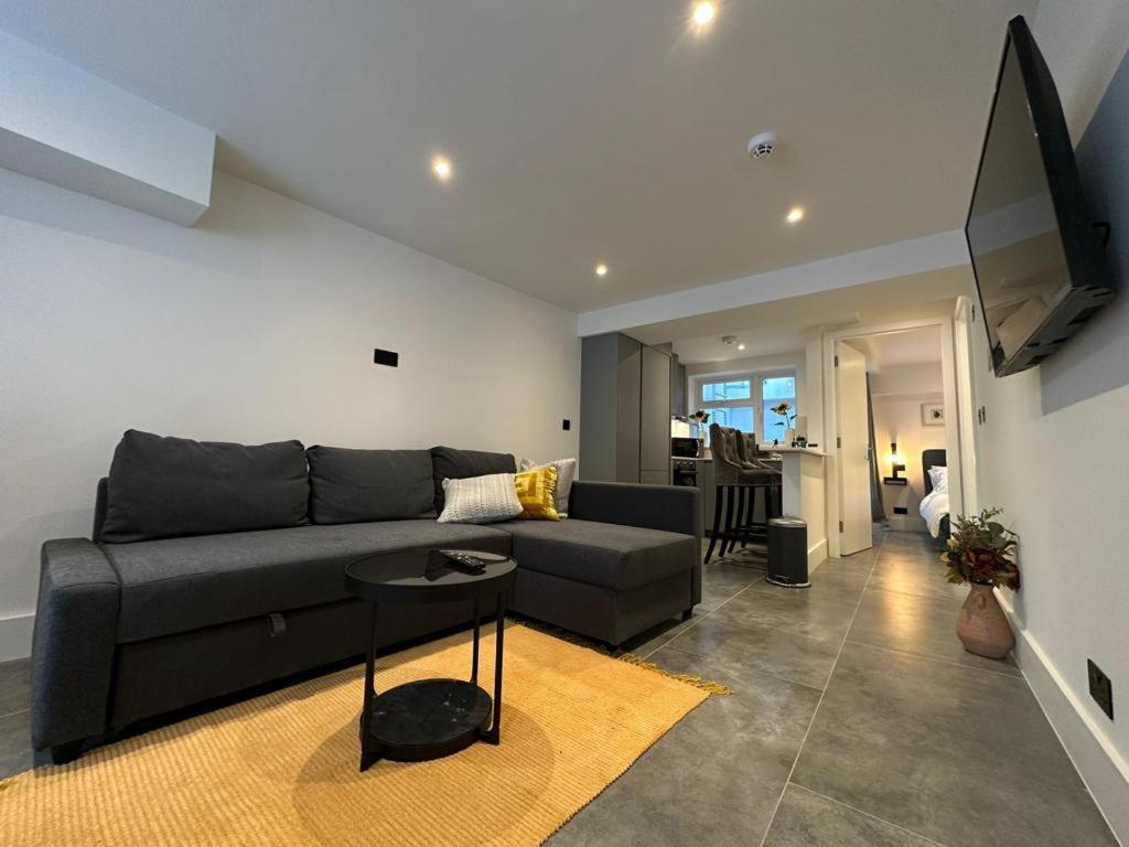 Two Bedroom House In Kilburn Apartment *
