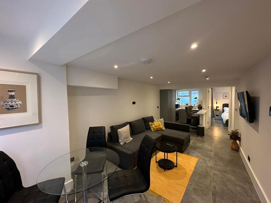 Two Bedroom House In Kilburn *
