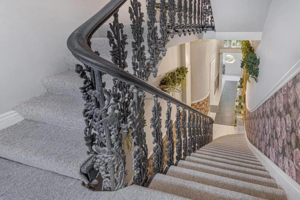 Gorgeous Hyde Park With Elevator Access By Tube Metro Stations London
