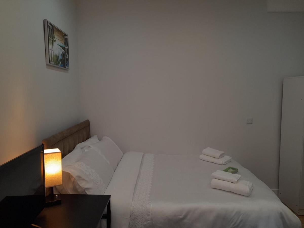 Grand Bleu - - Next To Piccadilly Line Tube Station & Brand New Facilities