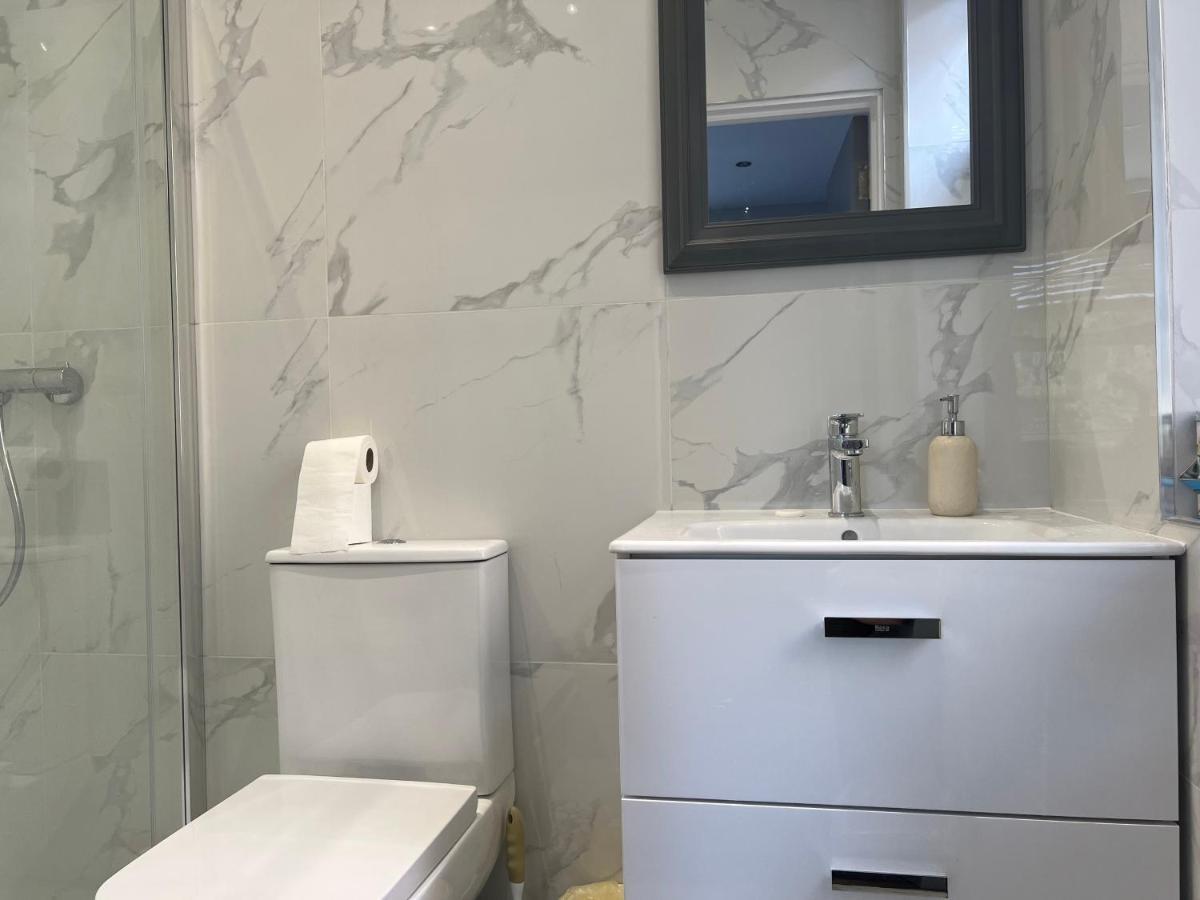 Grand Bleu - - Next To Piccadilly Line Tube Station & Brand New Facilities 4* London