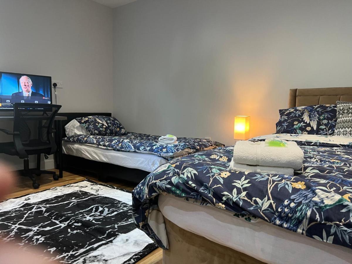 Grand Bleu - - Next To Piccadilly Line Tube Station & Brand New Facilities London