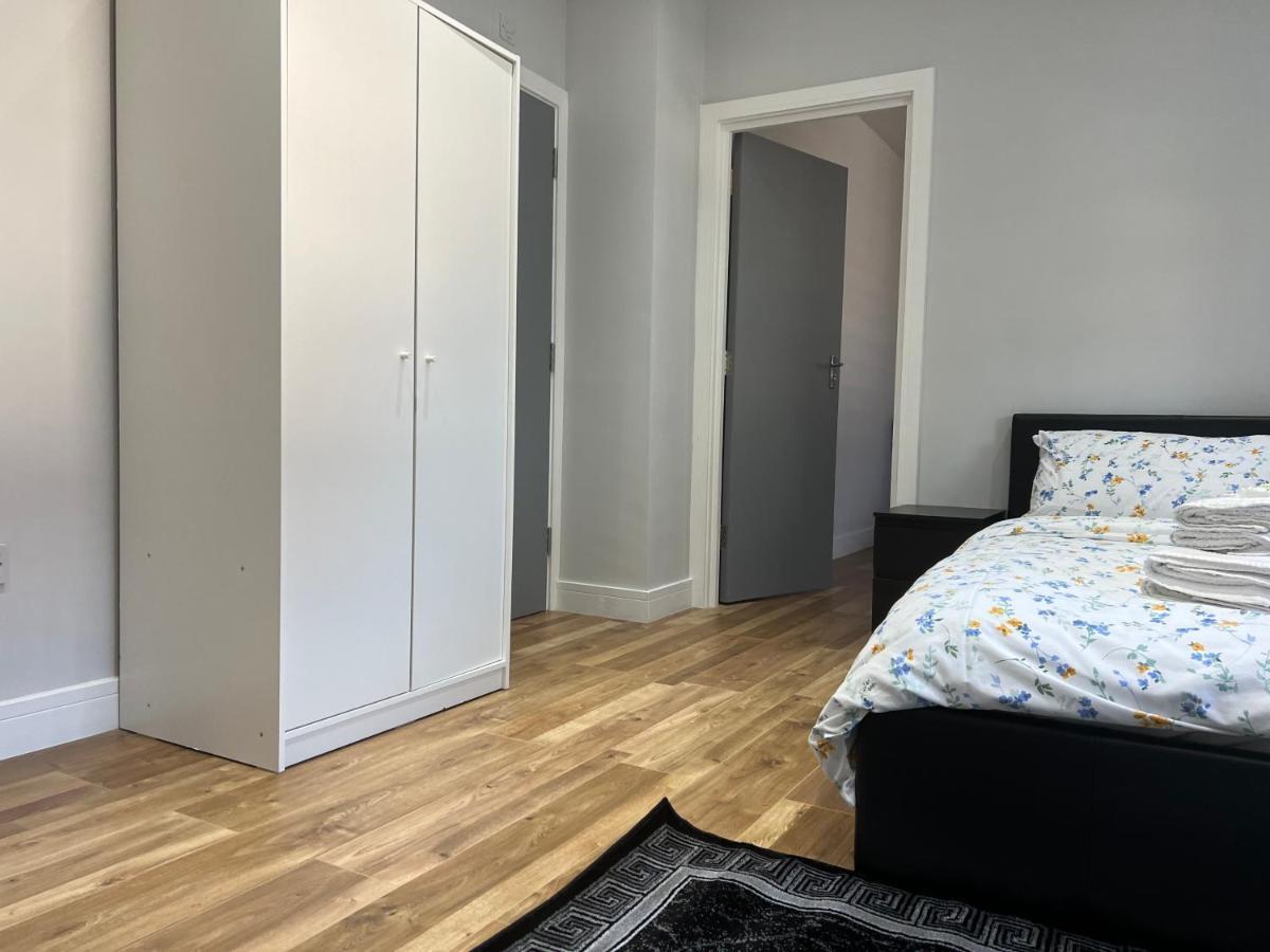 Grand Bleu - - Next To Piccadilly Line Tube Station & Brand New Facilities