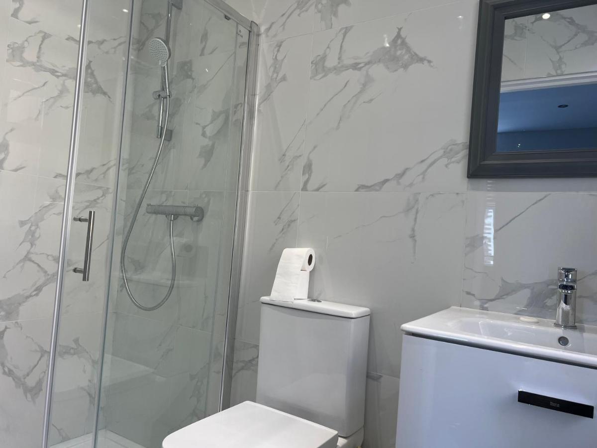 Grand Bleu - - Next To Piccadilly Line Tube Station & Brand New Facilities Hotel London