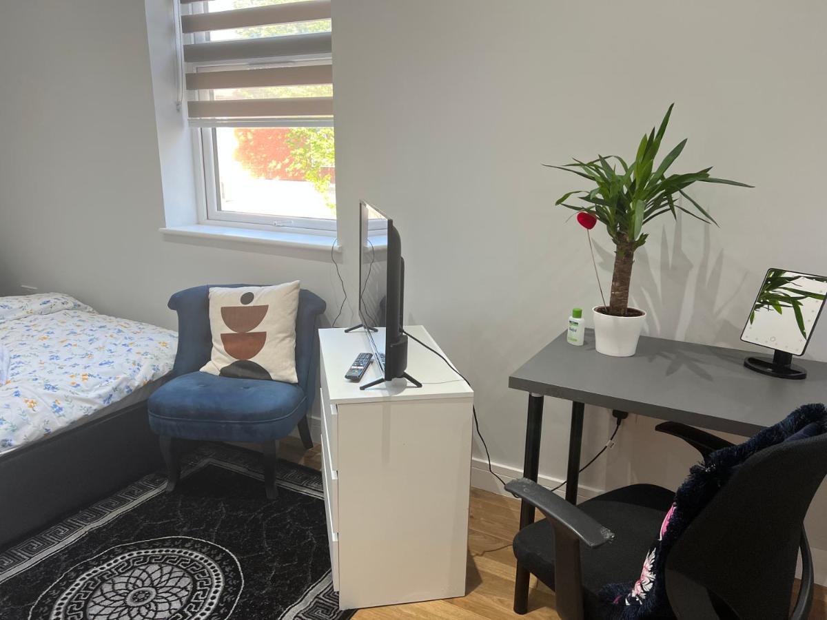 Grand Bleu - - Next To Piccadilly Line Tube Station & Brand New Facilities London
