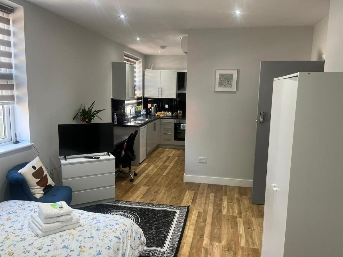 Grand Bleu - - Next To Piccadilly Line Tube Station & Brand New Facilities