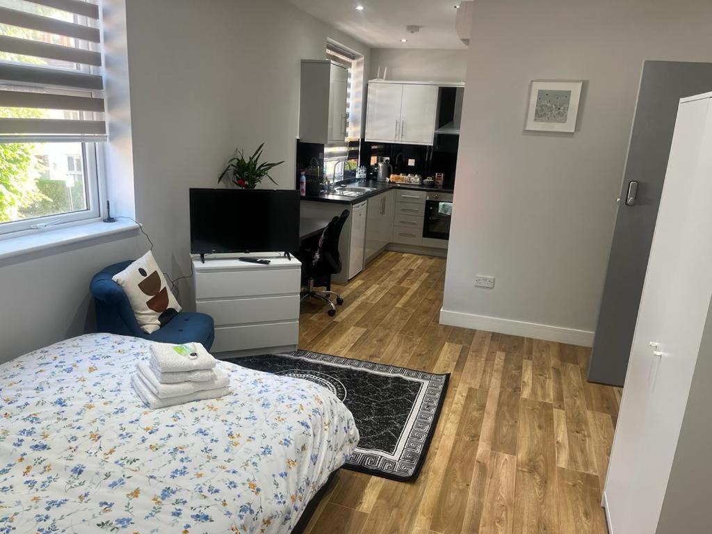 Grand Bleu - - Next To Piccadilly Line Tube Station & Brand New Facilities Hotel