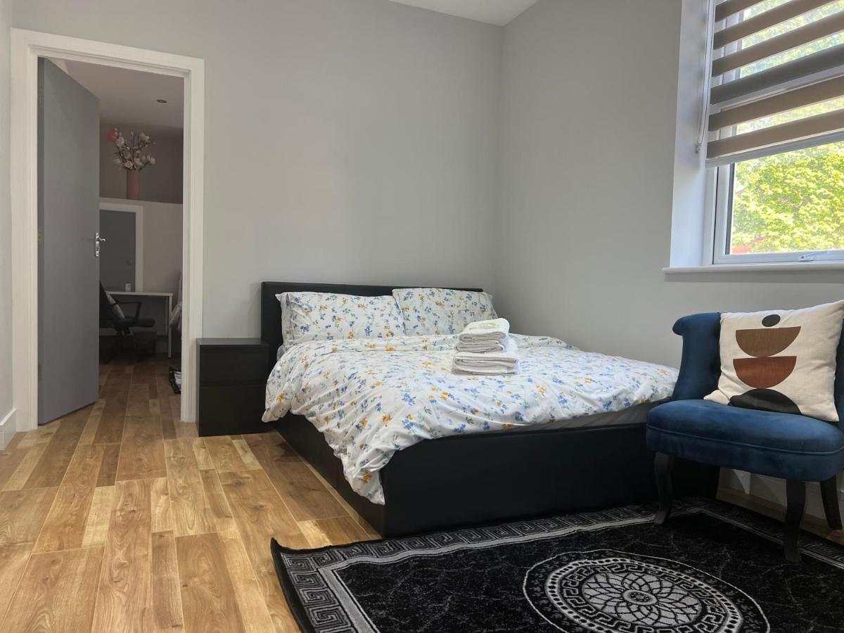Grand Bleu - - Next To Piccadilly Line Tube Station & Brand New Facilities
