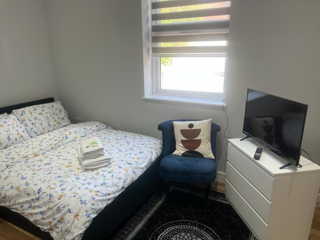 Grand Bleu - - Next To Piccadilly Line Tube Station & Brand New Facilities Hotel London